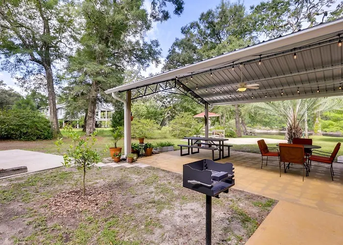 Riverfront Florida Escape W/ Grill & Fire Pit!